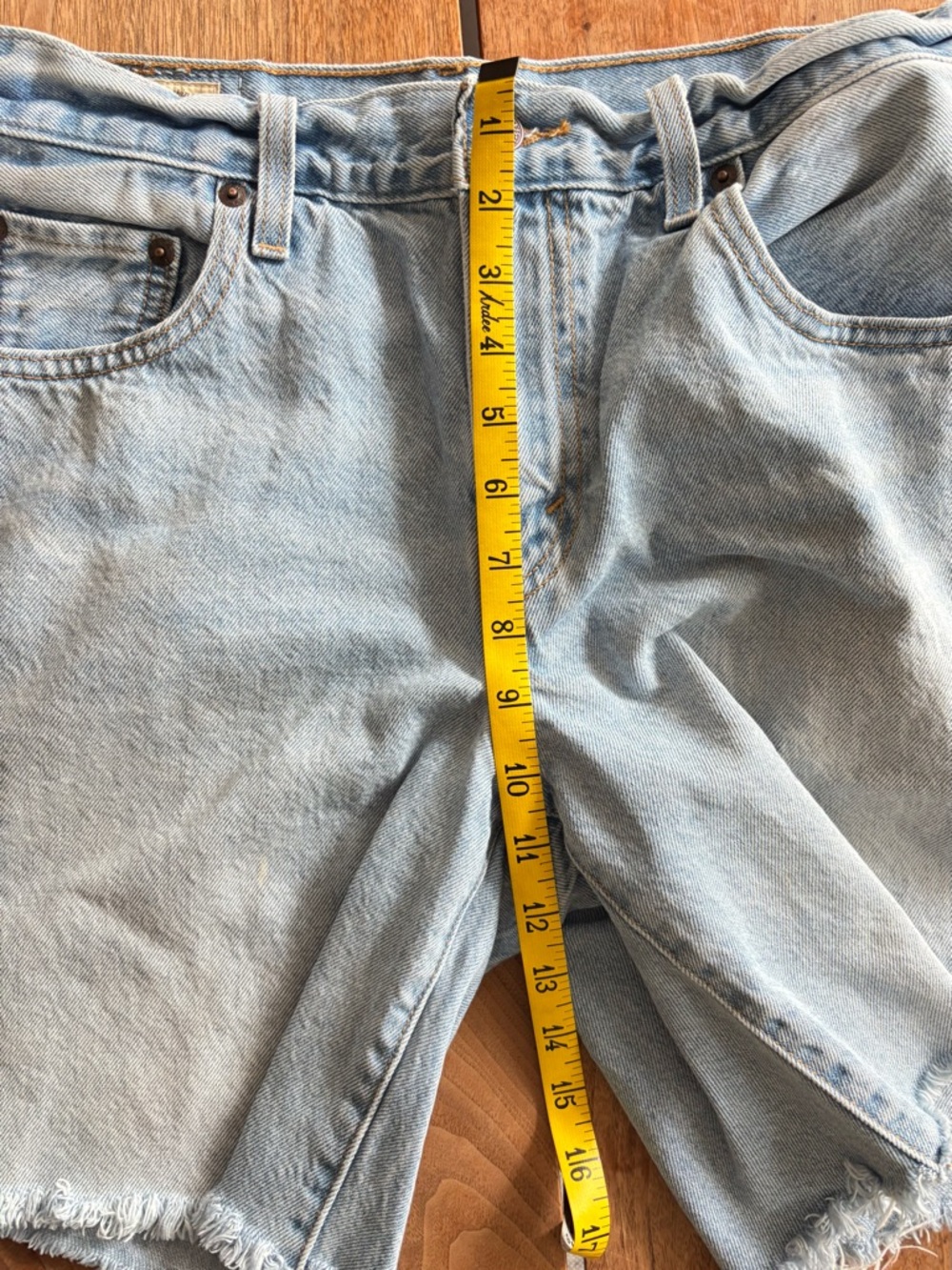 Levi's Denim Shorts Women’s 25 Light Wash Raw Hem - Picture 9 of 10
